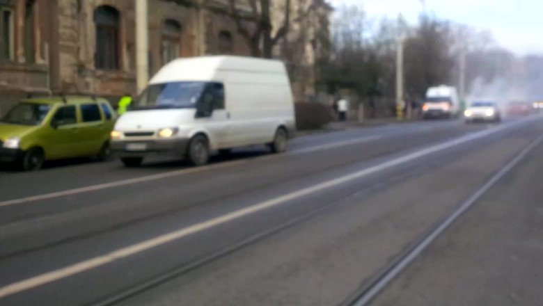 Masina in flacari dupa ciocnirea cu o ambulanta Imagine