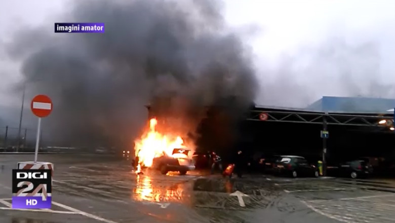 Masina in flacari in parcarea unui supermarket din Iasi Imagine