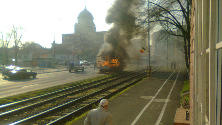 Masina in flacari pe un bulevard din Oradea Imagine
