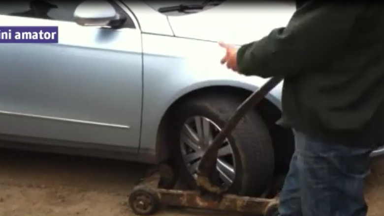 Masina lovita cu ranga de angajatii societatii care ridica masini - Video  Imagine