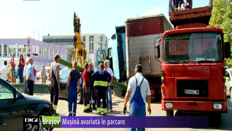 Masina lovita de TIR in parcare Imagine
