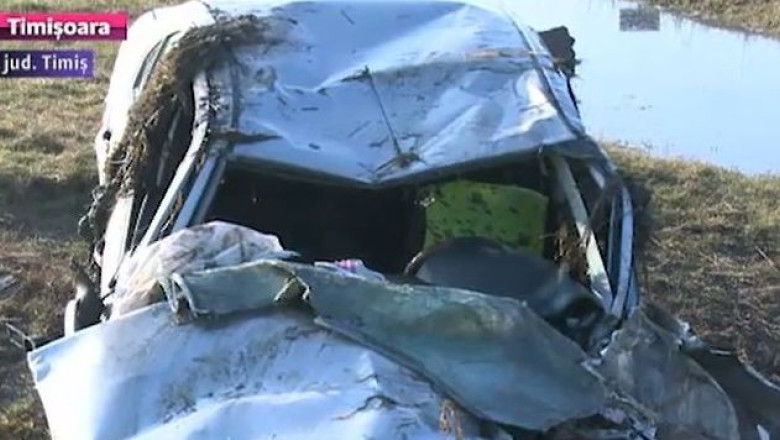 Masina lovita de tren, in Timis. Trei persoane au ajuns la spital Imagine