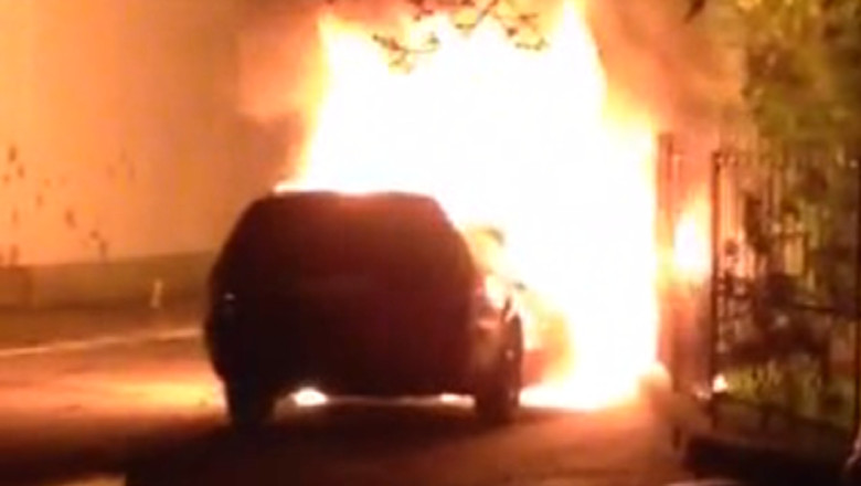 Masina unui ofiter DNA Suceava, distrusa intr-un incendiu Imagine