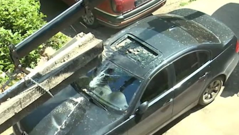 Masina zdrobita de o grinda din beton. Proprietarul si o vecina au scapat, ca prin minune, nevatamati Imagine