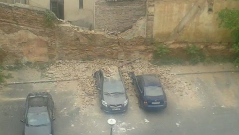 Masini avariate de prabusirea unui zid si pericol de explozie in Bucuresti Imagine