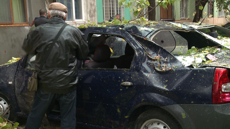 Masini avariate de un plop rupt de furtuna Imagine