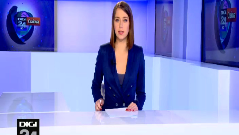 Masini distruse de un acoperis luat de vant. Imagine