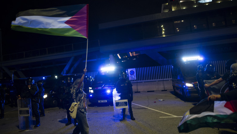 Masini incendiate la o manifestatie pro-Palestina in Barcelona. Jandarmii au folosit sprayuri cu piper pentru a dispersa protestatarii Imagine