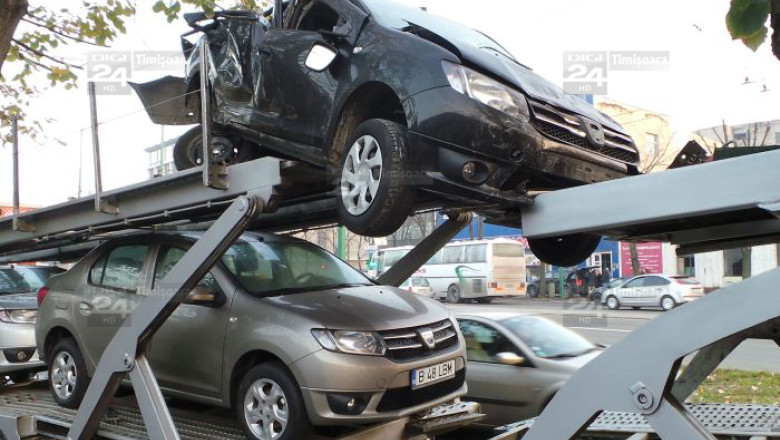 Masini strivite la pasajul Jiul din Timisoara! Soferul unui trailer nu a apreciat corect inaltimea Imagine