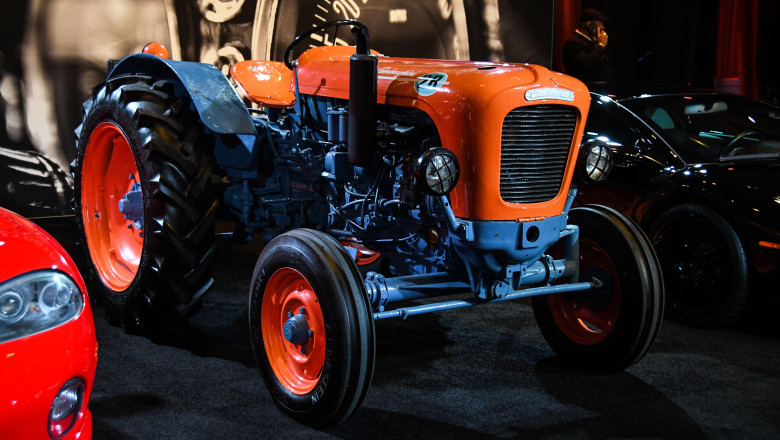 Masinile alesilor si ale functionarilor publici. In declaratiile de avere apar tractoare marca Lamborghini si chiar si o locomotiva Imagine