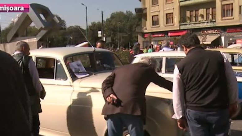 Masinile retro au readus aerul elegantei la Timisoara. 57 de automobile, expuse in centrul orasului Imagine