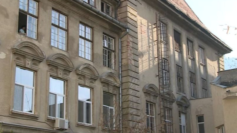 Maternitatea din Brasov, o cladire fara acoperis. Pacientele merg la baie cu randul Imagine