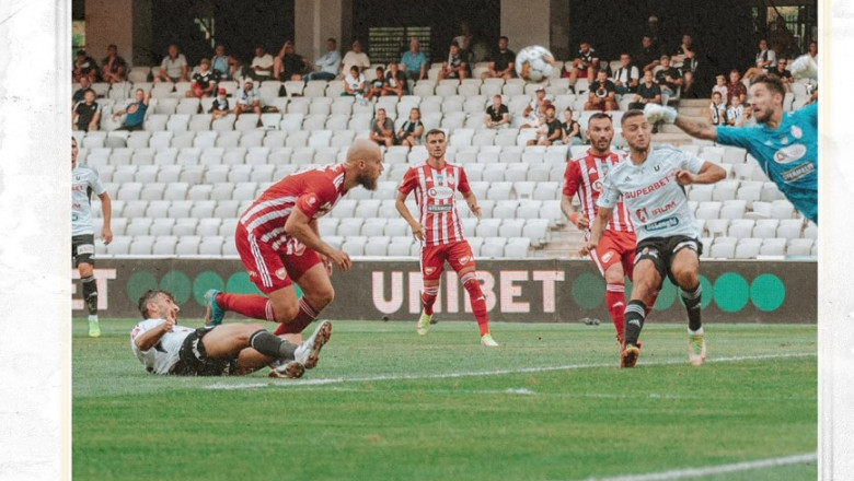 Meciul de fotbal dintre Universitatea Cluj si Sepsi Sfantu Gheorghe a fost oprit timp de 10 minute din cauza scandarilor xenofobe Imagine