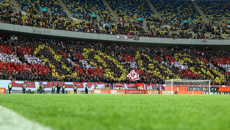 Meciul Steaua-Dinamo, intrerupt dupa ce fanii au aruncat torte pe teren. Jandarmeria a anuntat ca au fost intocmite 10 dosare penale Imagine