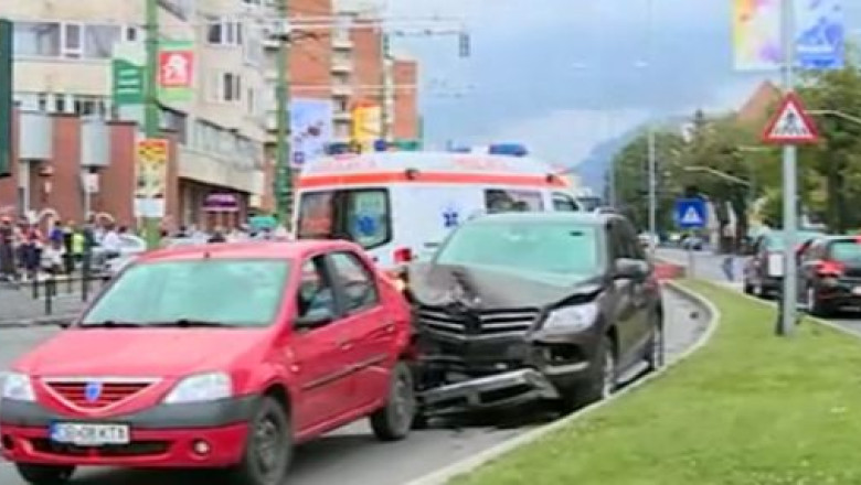Medic pensionat, beat la volan. Barbatul a lovit sase masini si a ranit patru oameni Imagine