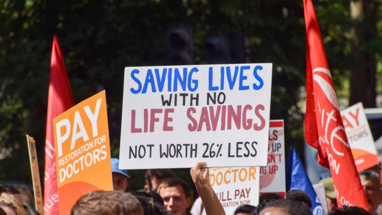 Medicii britanici intra in greva pentru cinci zile. Sistemul de sanatate trece printr-o criza profunda din cauza salariilor Imagine