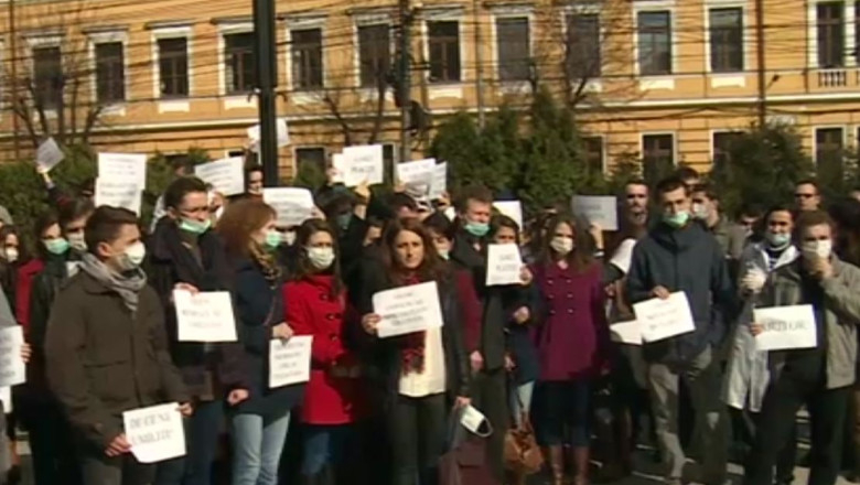 Medicii rezidenti isi cer drepturile in strada Imagine