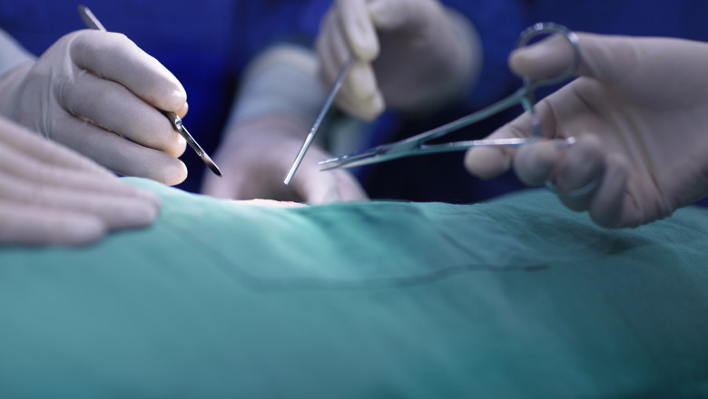 Medicul din Bucuresti anchetat pentru ca a uitat o compresa in corpul unei paciente, care apoi a murit, poate da din nou consultatii Imagine