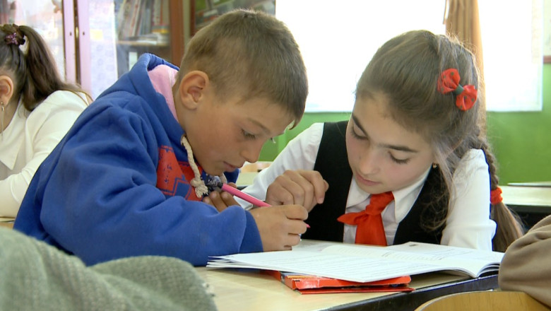 Meditatii de la egal la egal. 60 de copii din Vaslui fac pregatire cu colegii de scoala Imagine