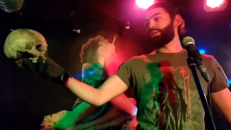 Mercenarul rus care s-a filmat cu craniul unui ucrainean in mana a fost impuscat in cap, de la mica distanta Imagine