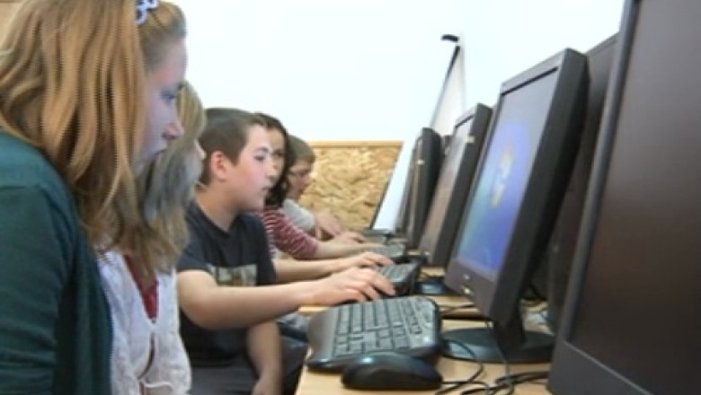 Mersul la biblioteca a devenit istorie, acum elevii se documenteaza pe Internet Imagine