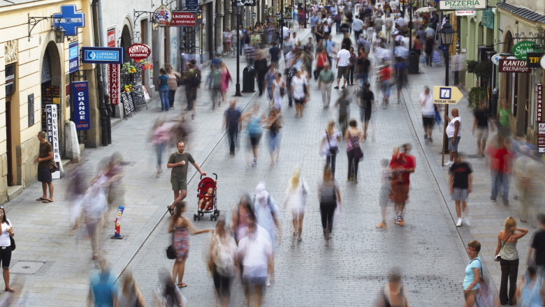 Mersul pe jos poate preveni boli grave. Cati pasi sunt recomandati pe zi pentru a reduce riscurile de sanatate (studiu) Imagine