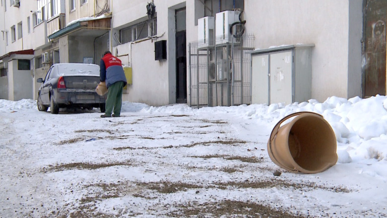 Mersul pe trotuar, o provocare. Cartierele din Iasi sunt adevarate patinoare Imagine