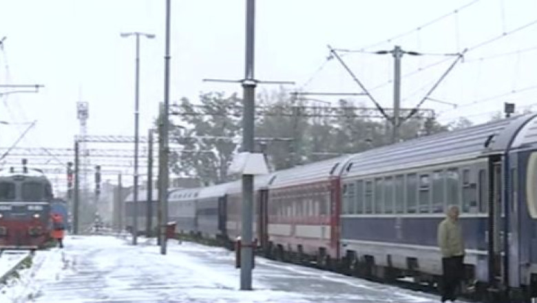Mersul trenurilor, dat peste cap de ninsoare. Garniturile au intarzieri si de 400 de minute Imagine