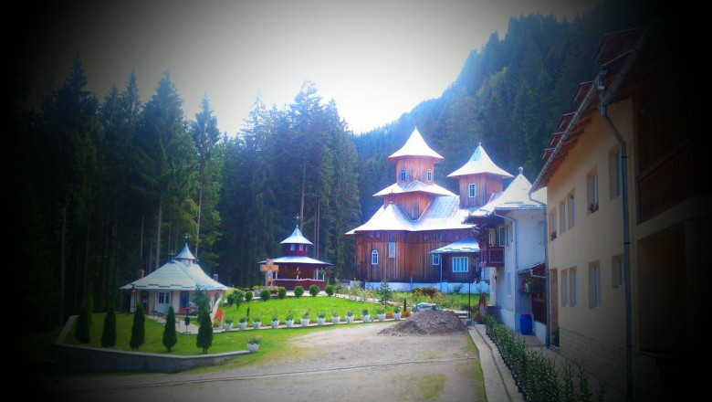 Mesajul postat pe Facebook de calugarii de la Manastirea Sihastria Raraului  Imagine