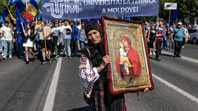 Mesajul unei batrane din Moldova, simbol al mitingului proeuropean: „Sa vina toata Europa la noi acasa. Sa scapam de lepra cea rea” Imagine