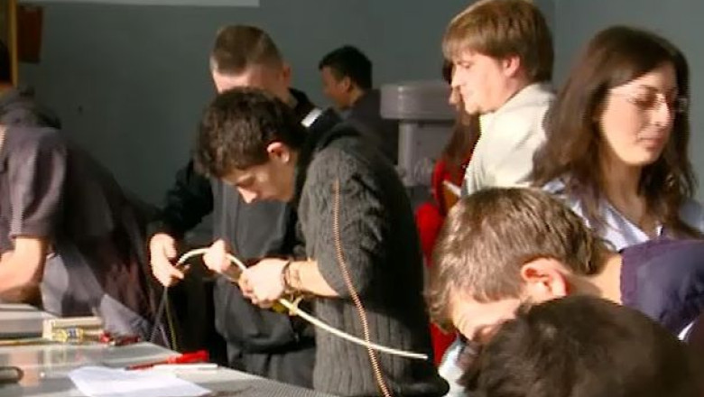 Meserie invatata de pe bancile scolii. In plus, bani si prioritate la angajare Imagine