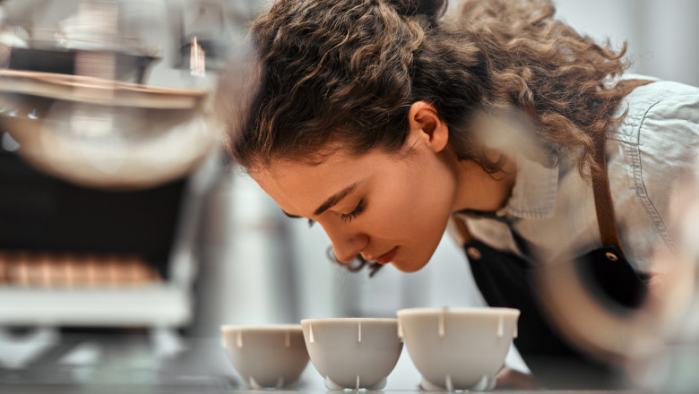 Meseriile precum „nasul vinului” sau „nasul cafelei” devin tot mai cautate. Cum sunt descifrate aromele prin exercitiul olfactiv Imagine
