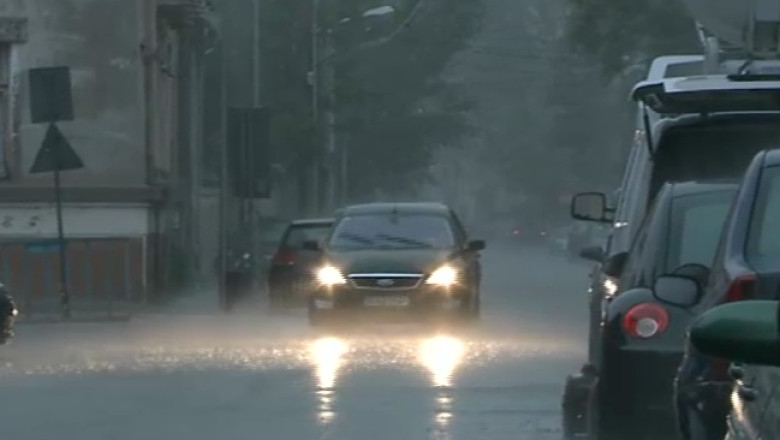 METEO. Ploi puternice si vijelii in Bucuresti   Imagine