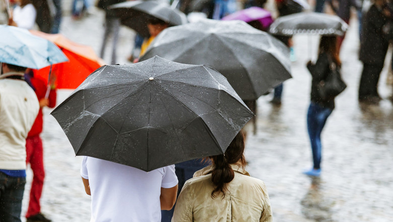 Meteorologii anunta vreme rea in toata tara, cu vijelii si ploi, iar la munte va ninge. Cod galben de furtuni in cinci judete Imagine