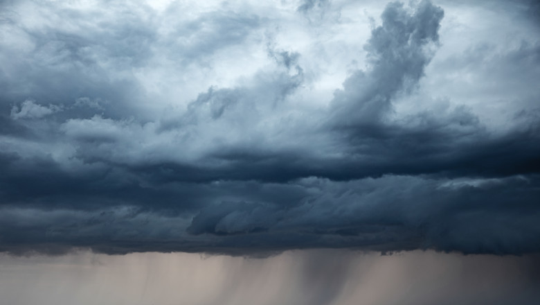 Meteorologii au emis noi coduri galben si portocaliu. Ploile strica weekendul celor care voiau sa mearga la mare sau la munte Imagine