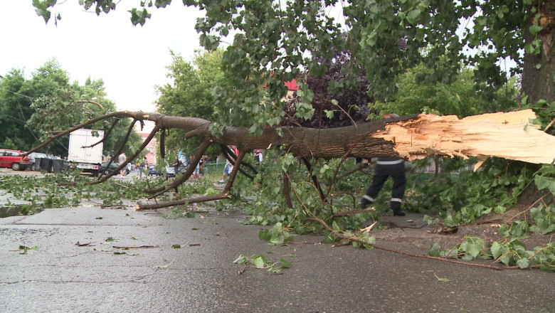 Meteorologii: urmeaza inca o tura de ploi torentiale si vant puternic. Incepand din vestul tarii! Imagine