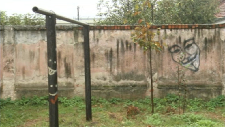 Metoda antichiul: Directorul unui liceu a pus vaselina pe gardul scolii Imagine