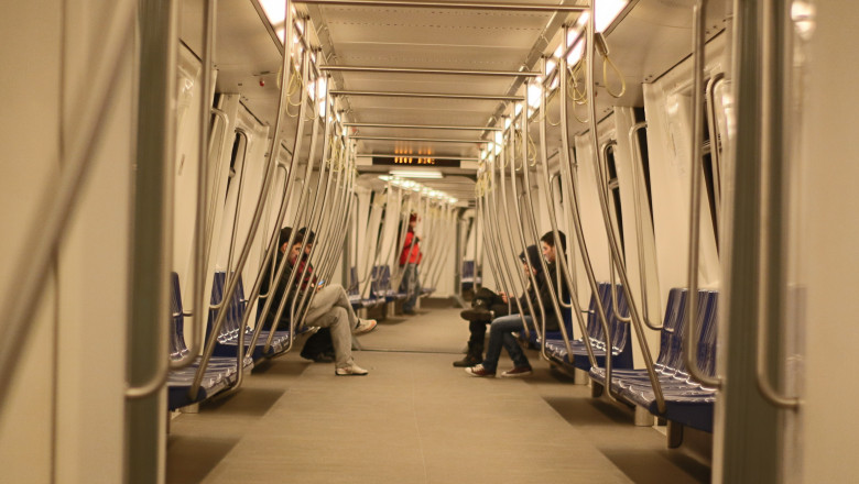 Metrorex a anuntat care este prima statie de metrou cu benzi speciale si panouri pentru persoane cu deficiente de vedere Imagine