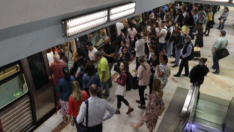 Metrorex anunta ca s-au redus timpii de asteptare la metrou Imagine