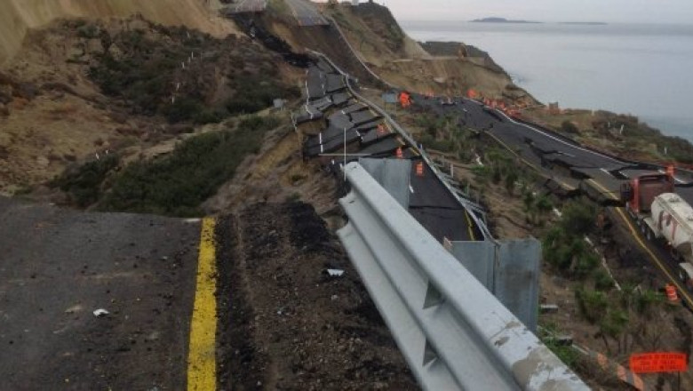 MEXIC. Autostrada prabusita in mare. Un camion a fost prins in alunecarea de teren, soferul a scapat cu viata Imagine