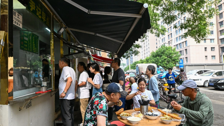 Mic dejun cu trei feluri de mancare pentru doar 40 de centi. Cum arata deflatia in China si de ce este un pericol Imagine