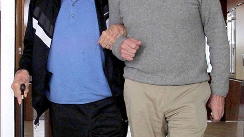 Michael Douglas si-a scos tatal la masa. Cum arata Kirk Douglas la 97 de ani Imagine