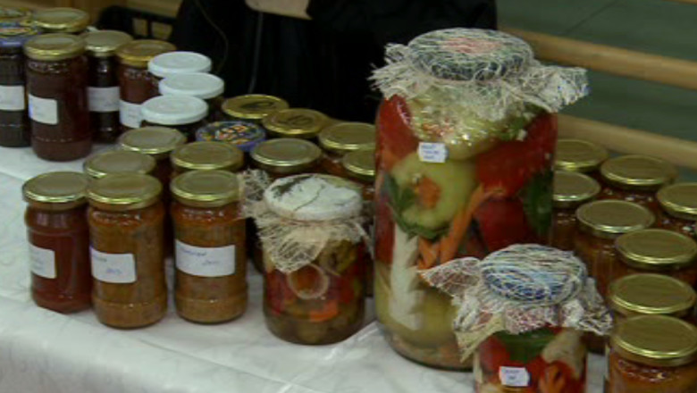 Micii producatori isi expun marfa la Aroneanu. Un indemn pentru o alimentasie sanatoasa Imagine