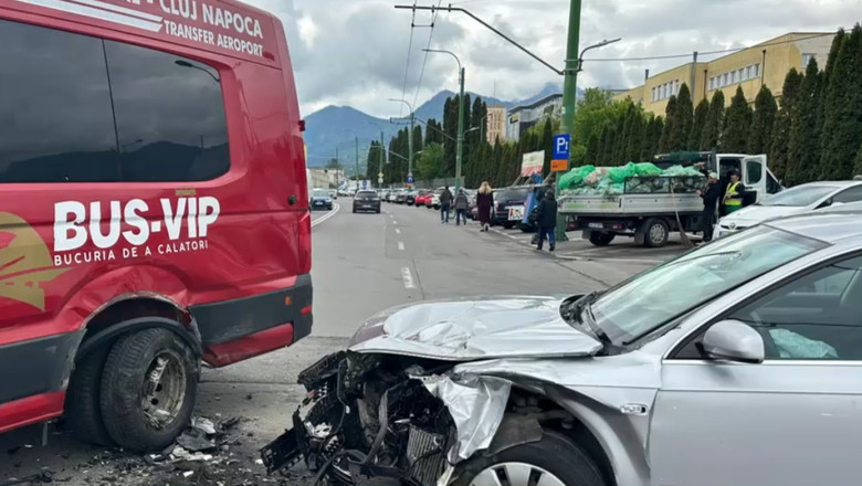 Microbuz cu 15 copii, implicat intr-un accident in Brasov. Noua persoane au fost duse de urgenta la spital Imagine