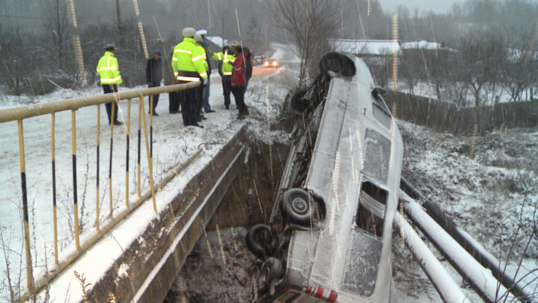 Microbuz rasturnat in Arges. Noua persoane au ajuns la spital Imagine