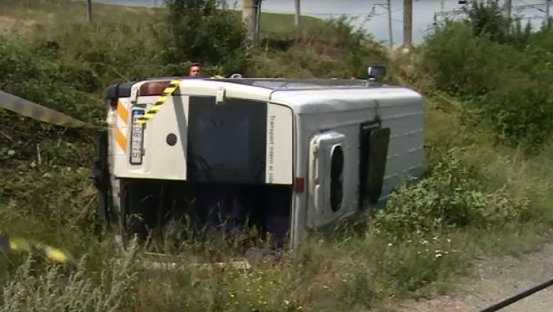 Microbuz rasturnat la Apahida Imagine