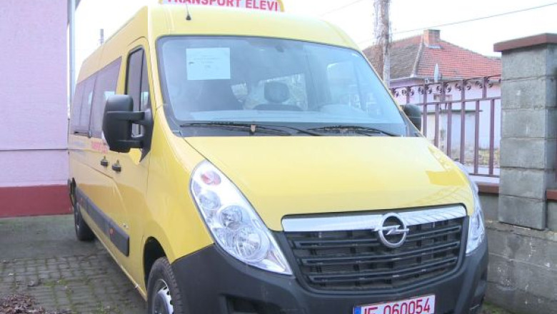 Microbuz scolar, blocat de birocratie. In Sanmihaiu Roman, nu circula de mai bine de patru luni Imagine