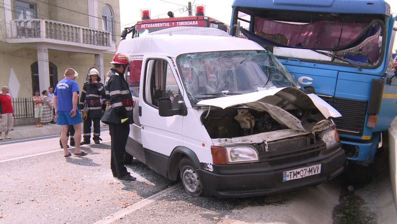 Microbuz vs. autocamion pe DN6: sunt raniti, circulatie blocata Imagine