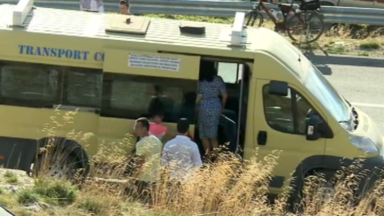 Microbuze scolare pe post de maxi-taxi. Cum sunt plimbati turistii cu masinile pentru elevi Imagine