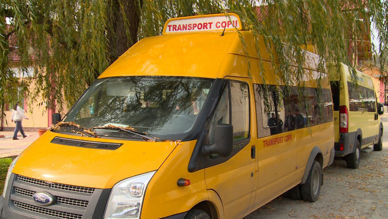 Microbuzele scolare dintr-o comuna din Valcea, tinute in garaj. Nu sunt bani pentru motorina Imagine